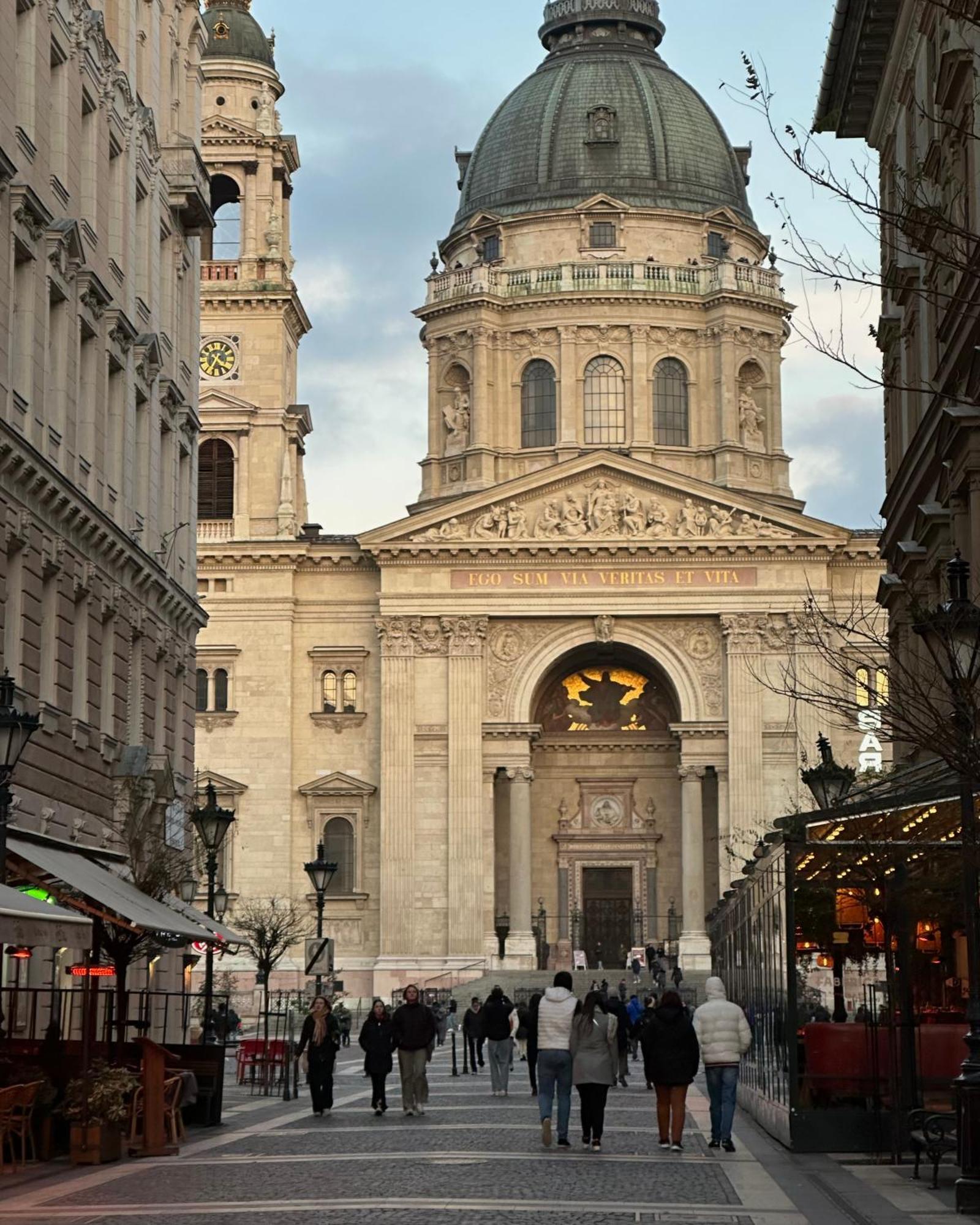 Dolce Vita Basilica Budapest Kültér fotó